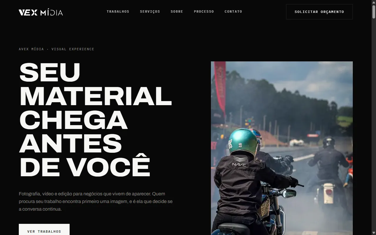 Página inicial da Avex Mídia: o título "Seu material chega antes de você" em tipo grande sobre fundo escuro, texto de apresentação e, ao lado, a fotografia de uma arrancada de motos.