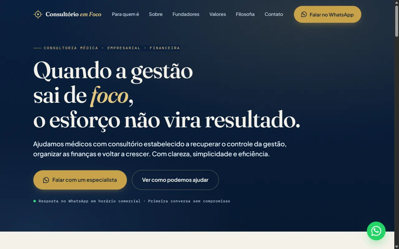 Página inicial do Consultório em Foco: título sobre gestão de consultório médico, texto de apresentação e botão de contato pelo WhatsApp.
